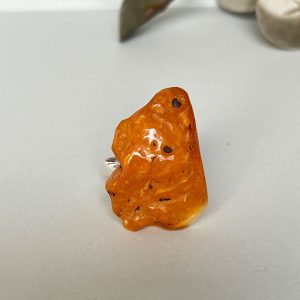 Žavingas karamelės spalvos gintaro su žievele žiedas