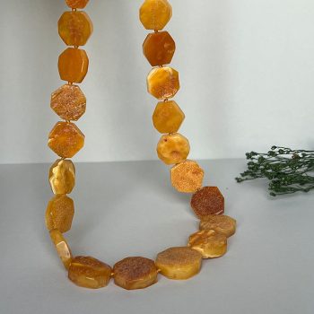 Expressive necklace of octagonal deep yellow amber details