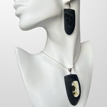 Exclusive set of engraved black oak and landscape amber pendant and earrings