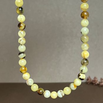 Chic necklace of shiny yellow amber beads with amber pendant
