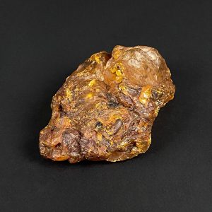 Geltono gintaro gabalas su natūraliomis įgraužomis ir žievele 177 g.