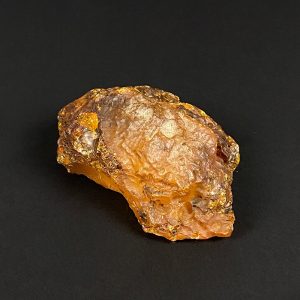 Geltono gintaro gabalas su natūraliomis įgraužomis ir žievele 177 g.