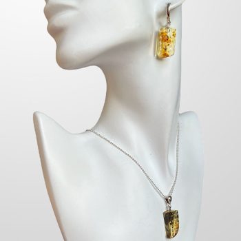 Expressive set of engraved amber earrings and necklace