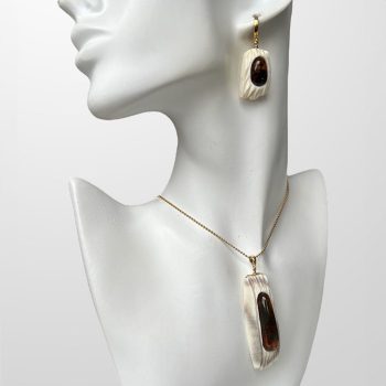 Chic set of engraved elk horn and cognac amber earrings and necklace