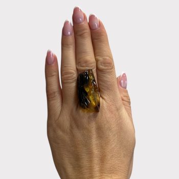 Elegant set of engraved amber earrings and ring