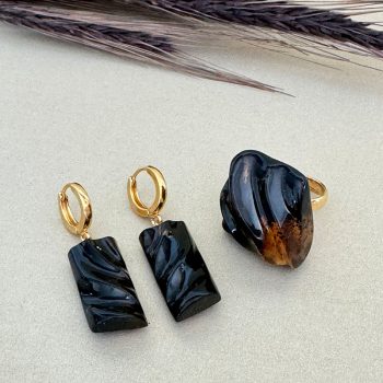 Elegant set of engraved amber earrings and ring