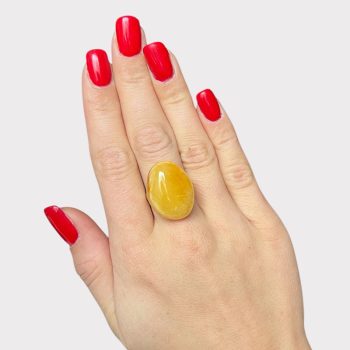 Fine ring in shiny yellow amber