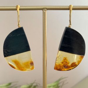 Elegantiški priešpilnio formos skaidraus gintaro auskarai su juoduoju ąžuolu