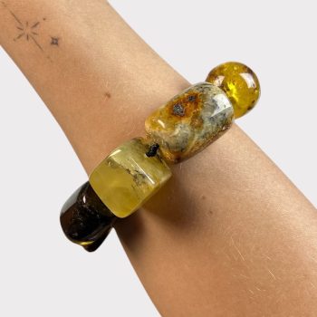 Massive bracelet in shiny speckled amber