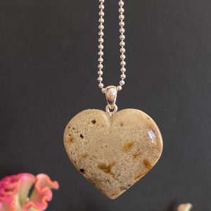 Stilingas blizgaus putpelinio gintaro kaklo pakabukas Gintarinė širdis