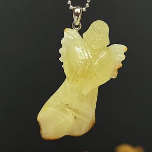Stilingas graviruotas gelsvo gintaro kaklo pakabukas Angelas sargas