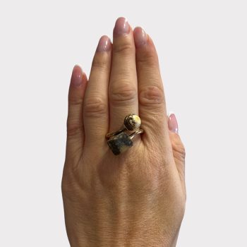 Stylish cube and ball shaped speckled amber ring