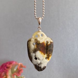 Stilingas margo gintaro kaklo pakabukas Kuršiukas