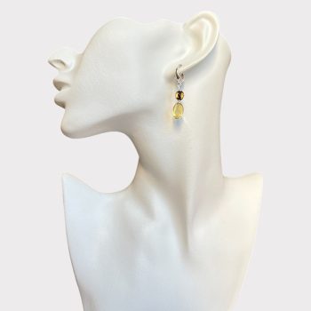 Stylish earrings with two faceted amber details