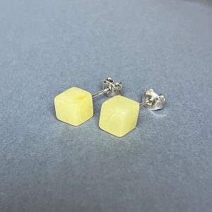 Stilingi gelsvo gintaro auskarai kubeliai vinukai