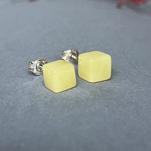 Stilingi gelsvo gintaro auskarai kubeliai vinukai