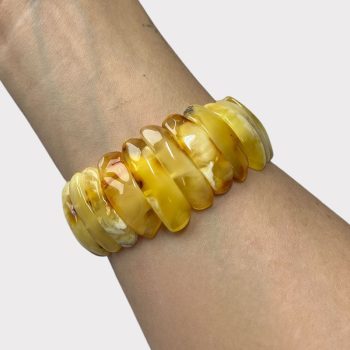 Delicate bracelet in shiny yellow amber