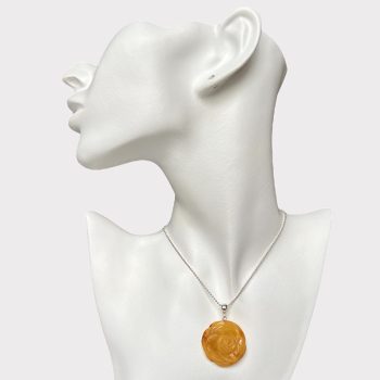 Charming engraved yellow amber neck pendant rose blossom