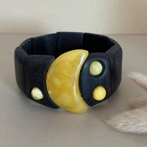 Išraiškinga juodojo ąžuolo ir mėnulio formos geltono gintaro apyrankė