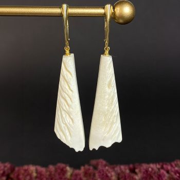 Luxury set of landscape amber earrings and neck pendant with engraved elk horn