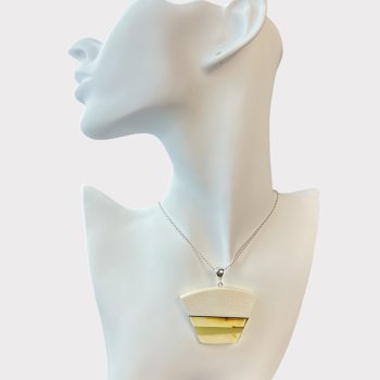 Chic clear amber and elk horn necklace