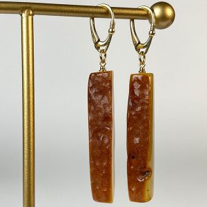 Stilingi pailgi geltono gintaro su natūralia žievele auskarai