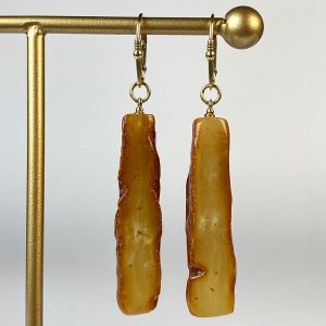Stilingi pailgi geltono gintaro su natūralia žievele auskarai