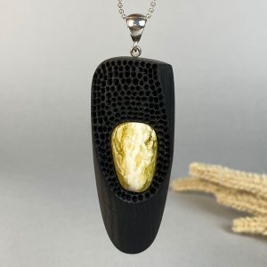 Elegantiškas graviruoto juodojo ąžuolo ir peizažinio gintaro auskarų ir kaklo pakabuko rinkinys