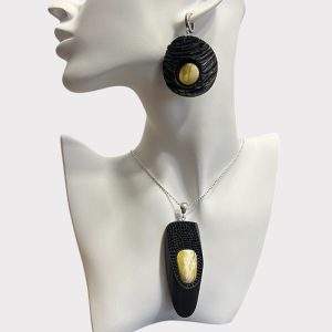 Elegantiškas graviruoto juodojo ąžuolo ir peizažinio gintaro auskarų ir kaklo pakabuko rinkinys