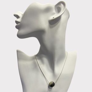 Stilingas 1.5 cm skersmens facetuoto margo gintaro kaklo pakabukas