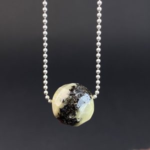 Stilingas 1.5 cm skersmens facetuoto margo gintaro kaklo pakabukas