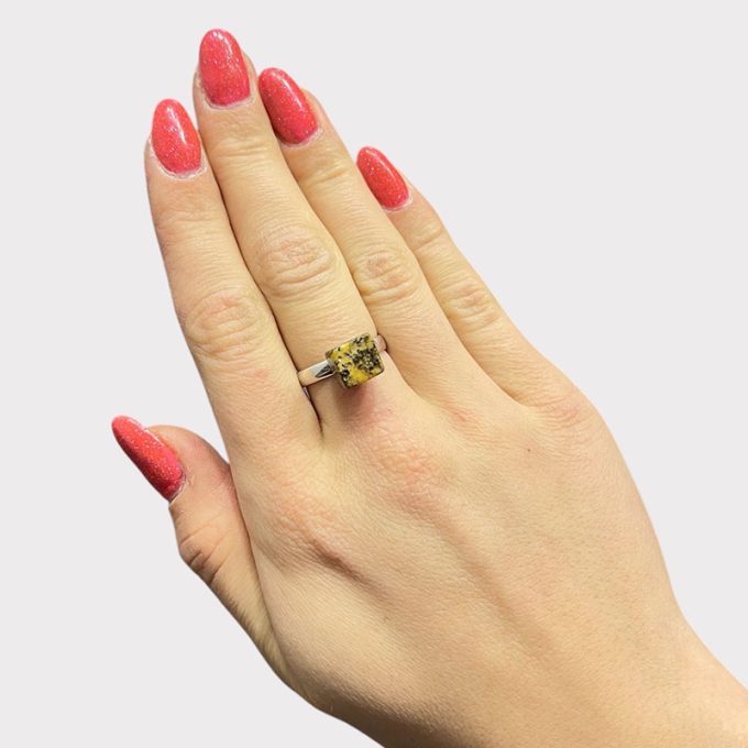 Stylish set of cube-shaped foam amber earrings and ring