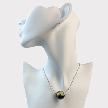 Charming neck pendant in faceted amber