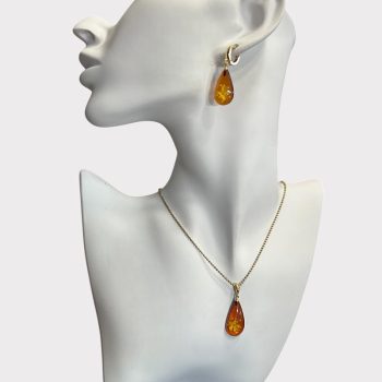 Fine set of engraved yellow amber earrings and pendant