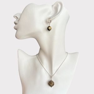 Elegantiškas facetuoto putpelinio gintaro kaklo pakabuko ir auskarų rinkinys