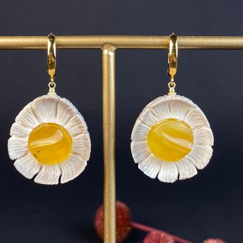 Elegant set of engraved elk antler and yellow amber earrings and necklace