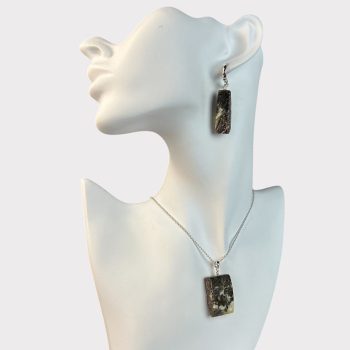 Charming set of earrings and pendant in speckled amber with white flecks