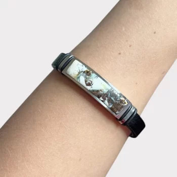 Jaunatviška 20 cm juoda odinė apyrankė su išraiškingo peizažinio gintaro detale 2