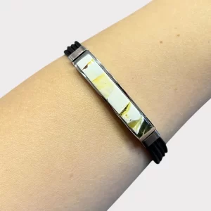 Minimalistinė peizažinio gintaro apyrankė ant juodos odos 2