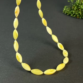 Fine necklace of shiny landscape amber beans