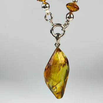 Fine honey coloured amber necklace with amber pendant with inlay 2