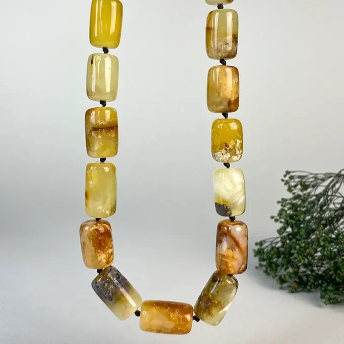 Expressive necklace of shiny speckled amber baubles