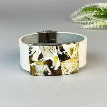Trendy white leather bracelet with speckled amber detail
