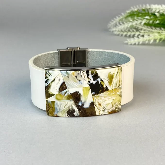 Trendy white leather bracelet with speckled amber detail
