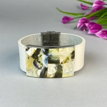 Trendy white leather bracelet with speckled landscape amber detail
