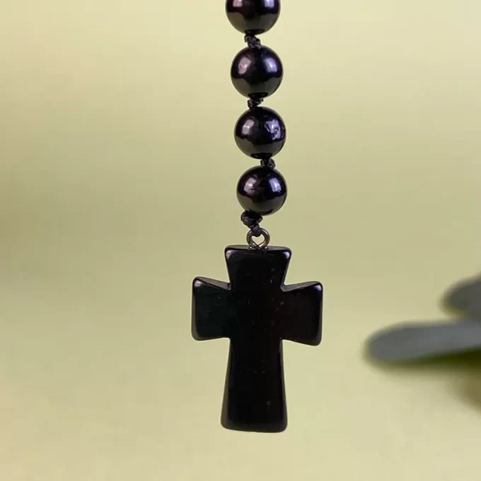Madingas juodų gintaro karoliukų vyriškas kaklo vėrinys su kryželio pakabuku 3