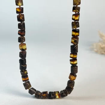 Fashionable men's necklace with moss amber details 2