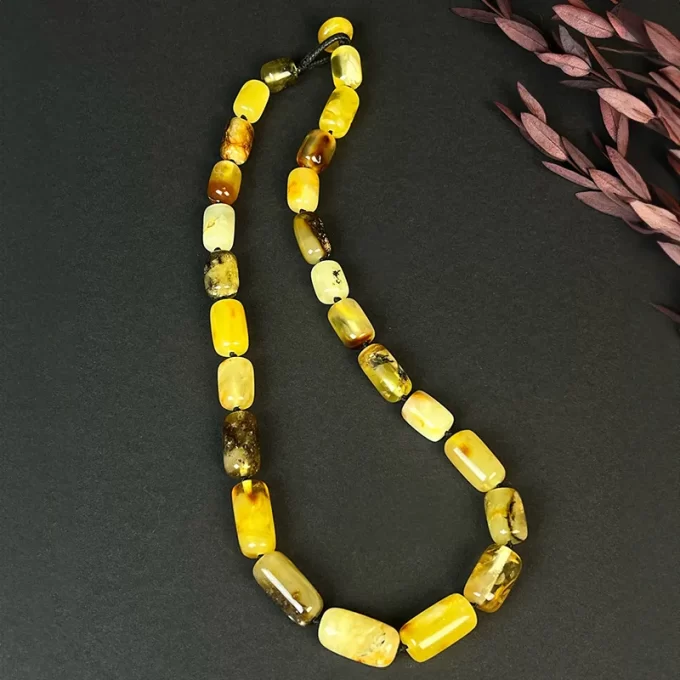 Luxury necklace of shiny speckled amber baubles