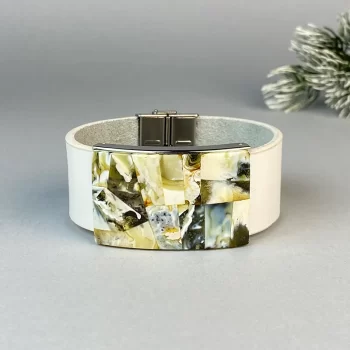 Stylish white leather bracelet with speckled landscape amber detail