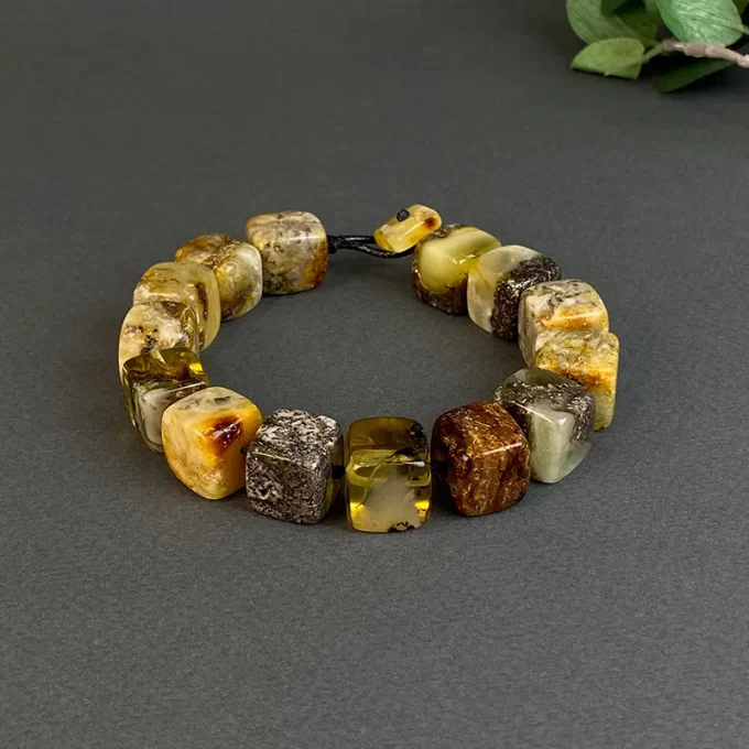 Stylish men's bracelet with multicoloured speckled amber cubes
